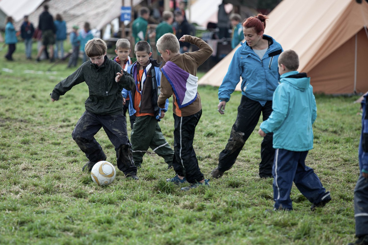 Scouts jouant au football