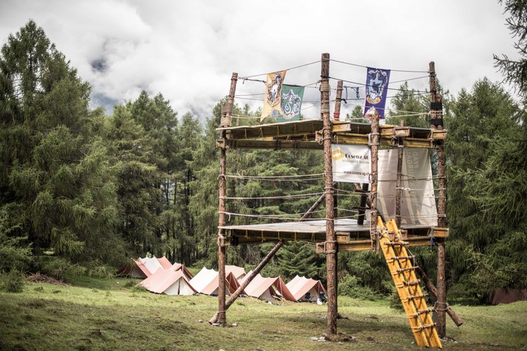 Construction d'une tours dans le camp des scouts