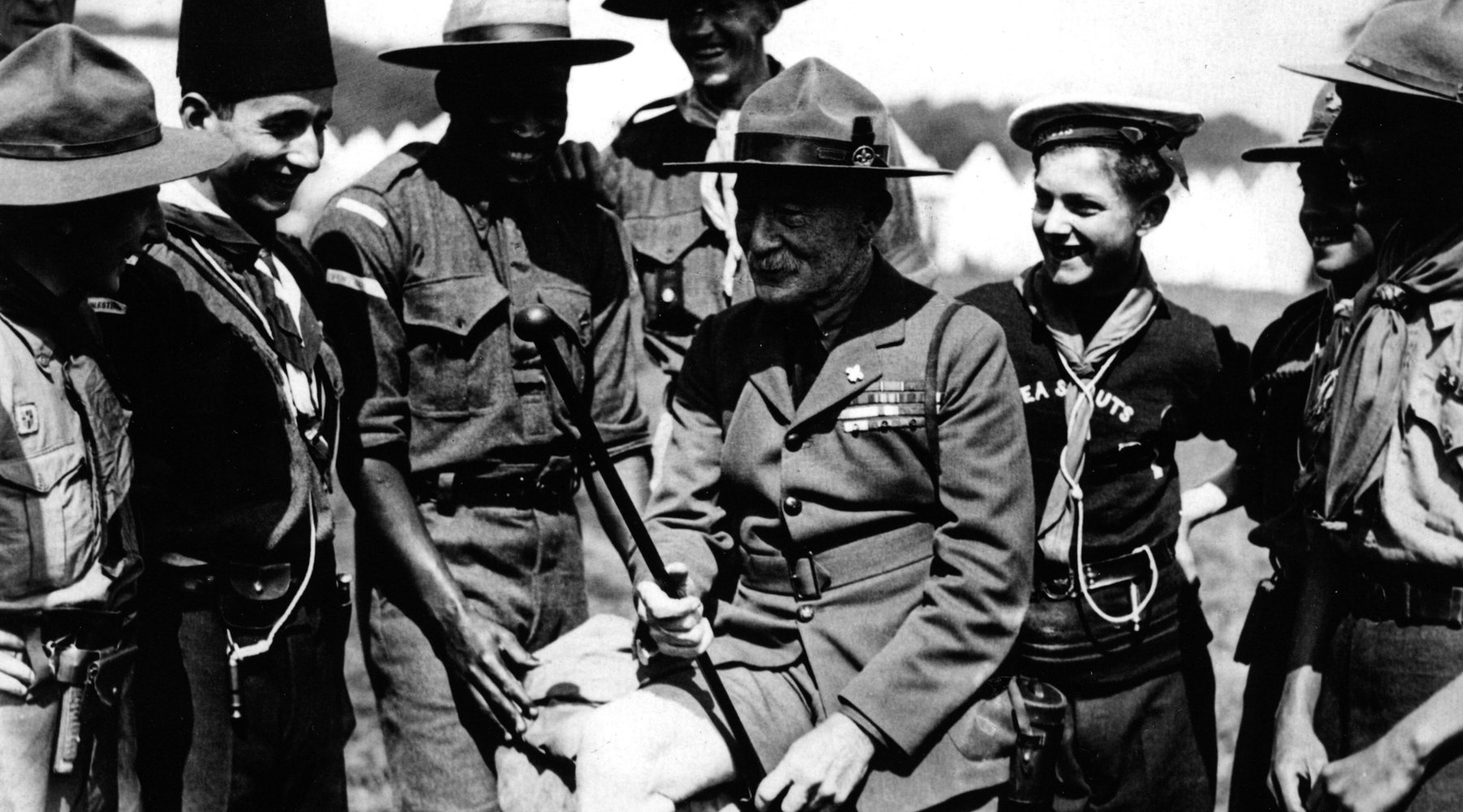Robert Baden-Powell umringt von Pfadis
